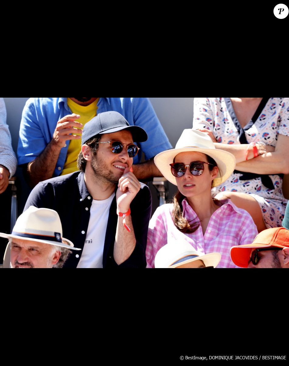 Le chanteur Vianney et sa compagne Catherine Robert - Les célébrités dans les tribunes lors des internationaux de France de Tennis de Roland Garros 2022 à Paris, France, le 2 juin 2022. © Dominique Jacovides/Bestimage