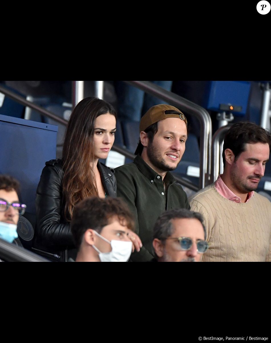 Vianney et sa compagne Catherine Robert (enceinte) - People en tribunes du match de football en ligue 1 Uber Eats : Le PSG (Paris Saint-Germain) remporte la victoire 2-1 contre Lyon au Parc des Princes à Paris le 19 septembre 2021. Lionel Urman/Panoramic/Bestimage