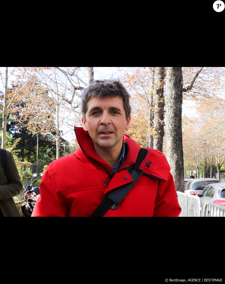 Un changement qui a beaucoup déplu à Thomas Sotto, qui l'a fait savoir sur les ondes de RTL, le 11 mars dernier.
Thomas Sotto - Arrivées de l'émission "Vivement Dimanche" qui sera diffusée le 17 octobre 2021 au Studio Gabriel à Paris, France, le 13 octobre 2021.