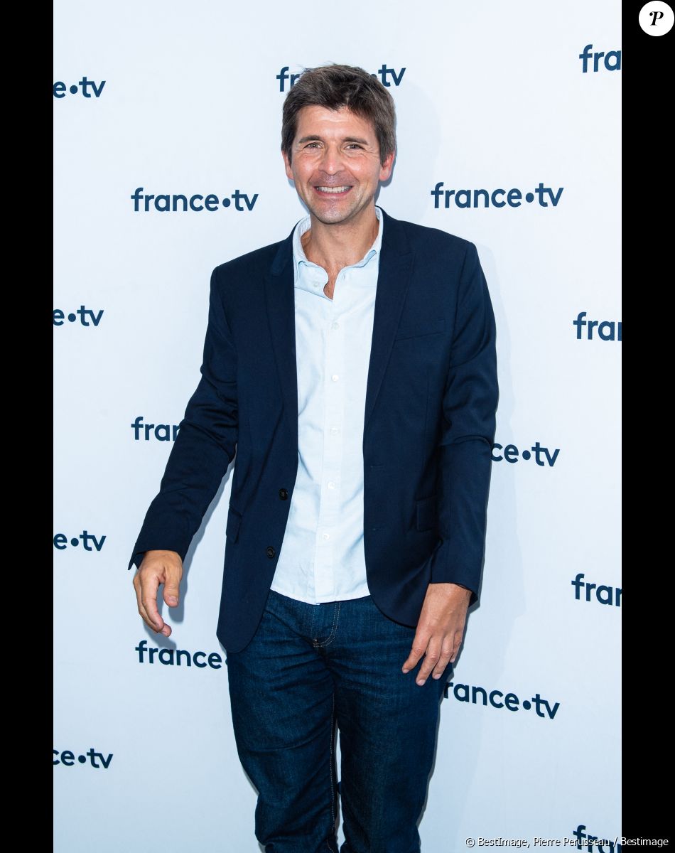 Thomas Sotto lors du photocall dans le cadre de la conférence de presse de France Télévisions au Pavillon Gabriel à Paris, France, le 24 août 2021. © Pierre Perusseau/Bestimage