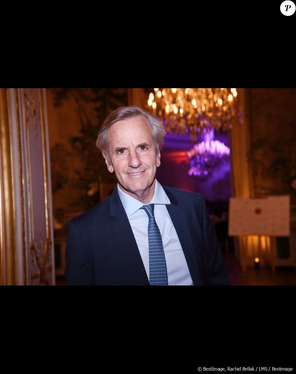 Invité sur les ondes de RTL ce samedi 18 mars 2023, il a fait quelques confidences sur sa maladie.
Exclusif - Bernard de la Villardière - Soirée de gala des 50 ans de la Fondation Claude Pompidou à l'Hôtel Marcel Dassault à Paris le 12 avril 2022. C'est à l'Hôtel Marcel Dassault, au rond-point des Champs Elysées, que s'est tenue le mardi 12 avril, la soirée de gala des 50 ans de la Fondation Claude Pompidou. Cette Fondation créée par l'épouse du Président Georges Pompidou, est la seule fondation de femmes de Présidents toujours en activité. Grâce à ses centres répartis en France, et ses équipes de bénévoles, elle vient en aide aux enfants handicapés, aux malades d'Alzheimer, aux personnes atteintes d'autisme et aux personnes vulnérables. La soirée de gala, présentée par le journaliste Frédéric.Taddéi, est organisée et financée par Monique Pozzo di Borgo, Natacha.Dassault et Marie-Héléne Habert-Dassault. Elle a réunit des personnalités de tous horizons autour d'une vente aux enchères au profit de la Fondation, orchestrée par le commissaire-priseur d'Artcurial, Arnaud Oliveux, en présence d'Alain Pompidou Président de la Fondation et son épouse Nicole, de Laurent.Dassault, Victor.Habert- Dassault, David de.Rothschild et de Richard.Hutin, directeur général de la Fondation Claude Pompidou. Rachid Bellak / LMS / Bestimage