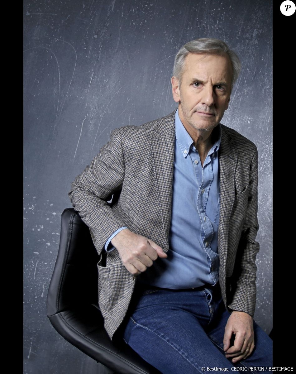 Il est en effet atteint d'un mélanome et suit un traitement par immunothérapie.
Portrait de Bernard de la Villardière le 24 janvier 2022 lors de l'enregistrement de l'émission "Chez Jordan" © Cédric Perrin / Bestimage
