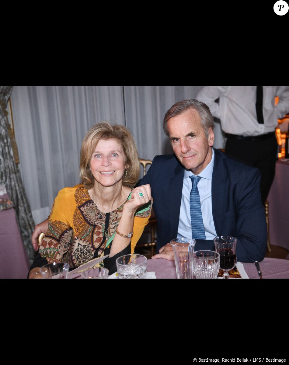 Exclusif - Bernard de la Villardière et sa femme Anne - Soirée de gala des 50 ans de la Fondation Claude Pompidou à l'Hôtel Marcel Dassault à Paris le 12 avril 2022. C'est à l'Hôtel Marcel Dassault, au rond-point des Champs Elysées, que s'est tenue le mardi 12 avril, la soirée de gala des 50 ans de la Fondation Claude Pompidou. Cette Fondation créée par l'épouse du Président Georges Pompidou, est la seule fondation de femmes de Présidents toujours en activité. Grâce à ses centres répartis en France, et ses équipes de bénévoles, elle vient en aide aux enfants handicapés, aux malades d'Alzheimer, aux personnes atteintes d'autisme et aux personnes vulnérables. La soirée de gala, présentée par le journaliste Frédéric.Taddéi, est organisée et financée par Monique Pozzo di Borgo, Natacha.Dassault et Marie-Héléne Habert-Dassault. Elle a réunit des personnalités de tous horizons autour d'une vente aux enchères au profit de la Fondation, orchestrée par le commissaire-priseur d'Artcurial, Arnaud Oliveux, en présence d'Alain Pompidou Président de la Fondation et son épouse Nicole, de Laurent.Dassault, Victor.Habert- Dassault, David de.Rothschild et de Richard.Hutin, directeur général de la Fondation Claude Pompidou. Rachid Bellak / LMS / Bestimage
