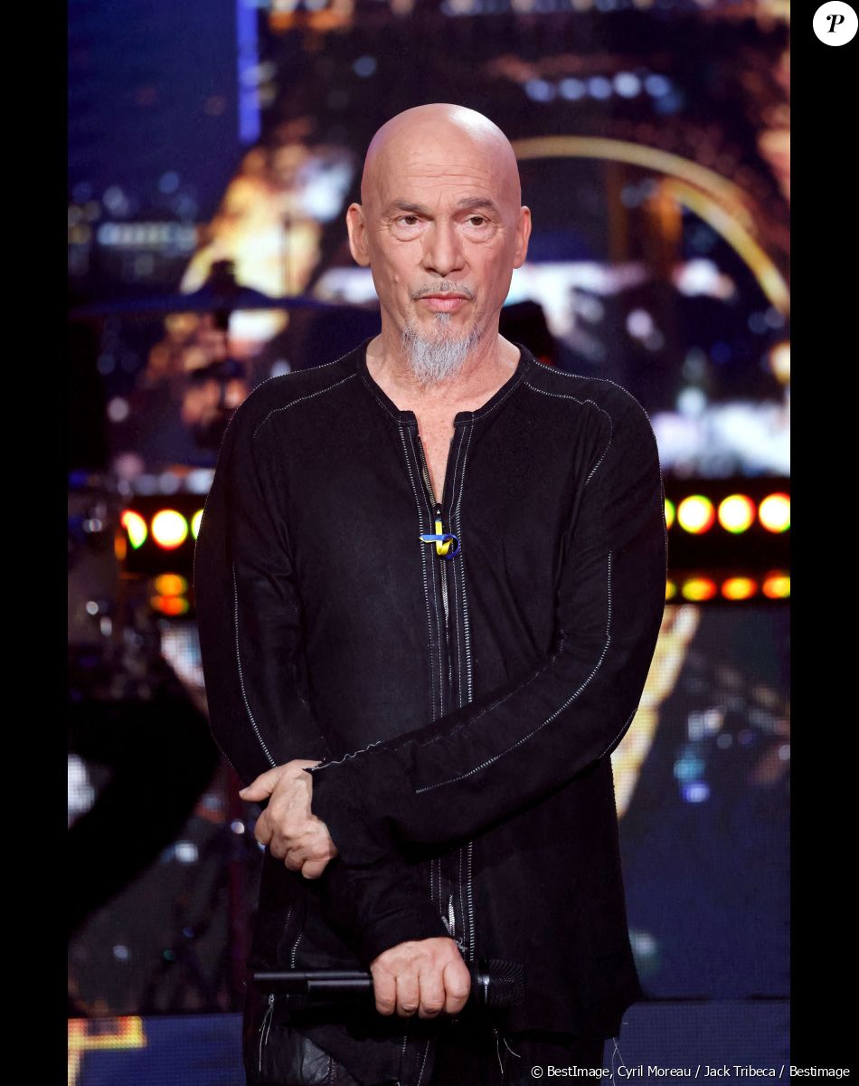 Semi Exclusif - Florent Pagny - Emission spéciale "Unis pour l'Ukraine" à la Maison de la Radio et de la Musique, diffusée en direct sur France 2 et présentée par Nagui et Leïla.Kaddour à Paris le 8 mars 2022. France Télévisions et Radio France s'associent, face à l'urgence humanitaire, pour soutenir et aider le peuple ukrainien et toutes les populations touchées par le conflit, sur place et dans les pays limitrophes. Le service public s'engage aux côtés de la Croix-Rouge française, qui lance un appel aux dons financiers, pour faire face aux besoins humanitaires, qui ne cessent de s'intensifier. Cette soirée spéciale est diffusée en simultané sur France 2 et France Inter avec un concert exceptionnel en direct, avec la participation des formations musicales de Radio France. Avec cette soirée, France Télévisions et Radio France permettent aux Français de répondre concrètement à l'urgence humanitaire, à l'intérieur et à l'extérieur de l'Ukraine, à travers des dons à la Croix-Rouge française. © Cyril Moreau / Jack Tribeca / Bestimage