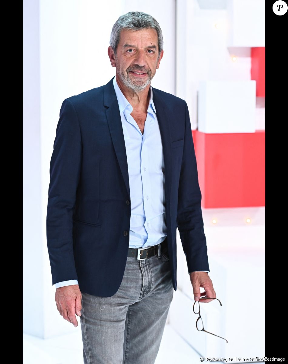 Exclusif - Michel Cymes lors de l'enregistrement de l'émission "Vivement Dimanche" au Studio Gabriel et diffusée le 30 octobre 2022 sur France 3. Photos du 16 octobre 2022. © Guillaume Gaffiot / Bestimage