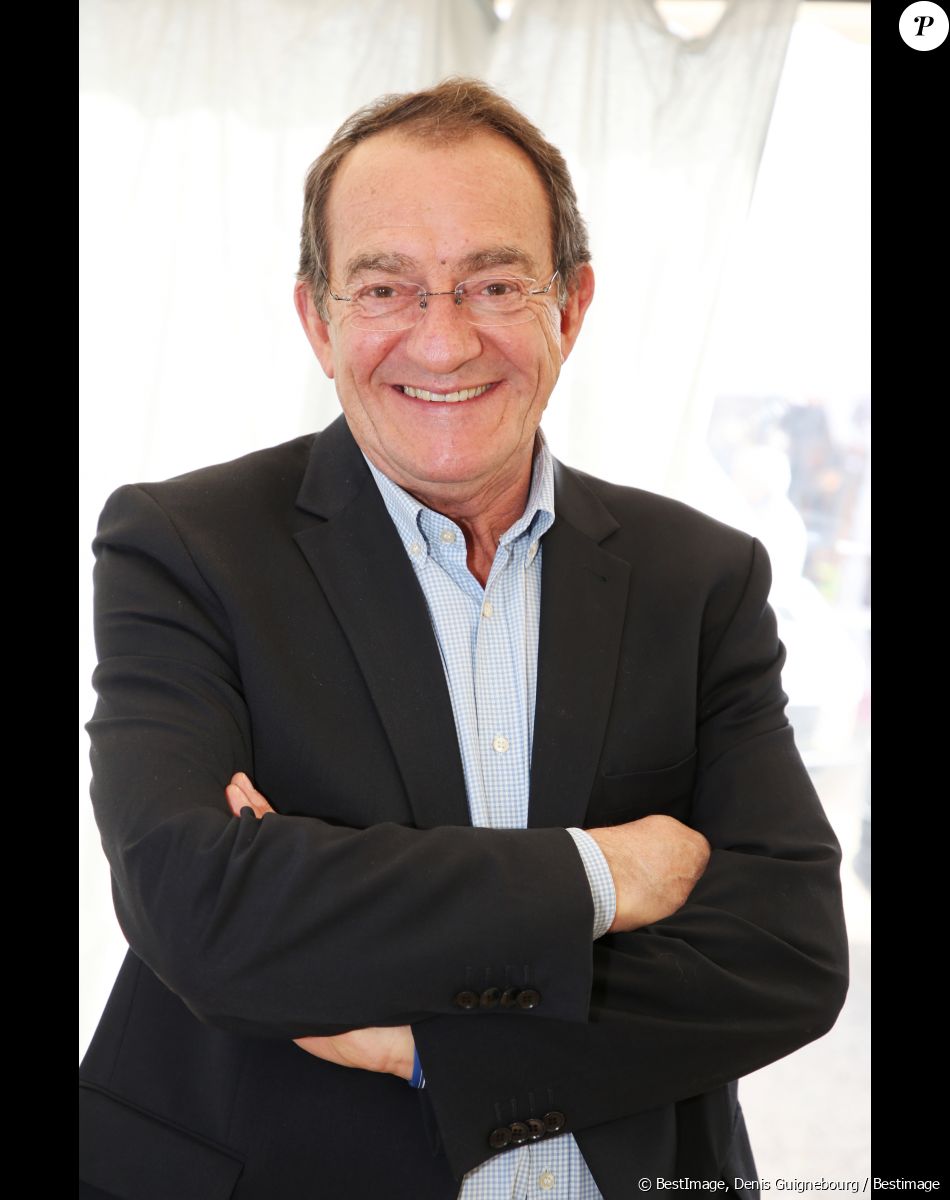 Exclusif - Jean-Pierre Pernaut reçoit le Prix Saint-Roch (Saint Patron des antiquaires) lors de la 96ème édition de la foire de Chatou (la plus célèbre et ancienne foire à la brocante de France) en France, le 14 mars 2018. La Foire célèbre l'art Russe. Organisée par le Syndicat National du Commerce de l'Antiquité, de l'Occasion, des Galeries d'Art Moderne et Contemporain, (SNCAO). © Denis Guignebourg/Bestimage