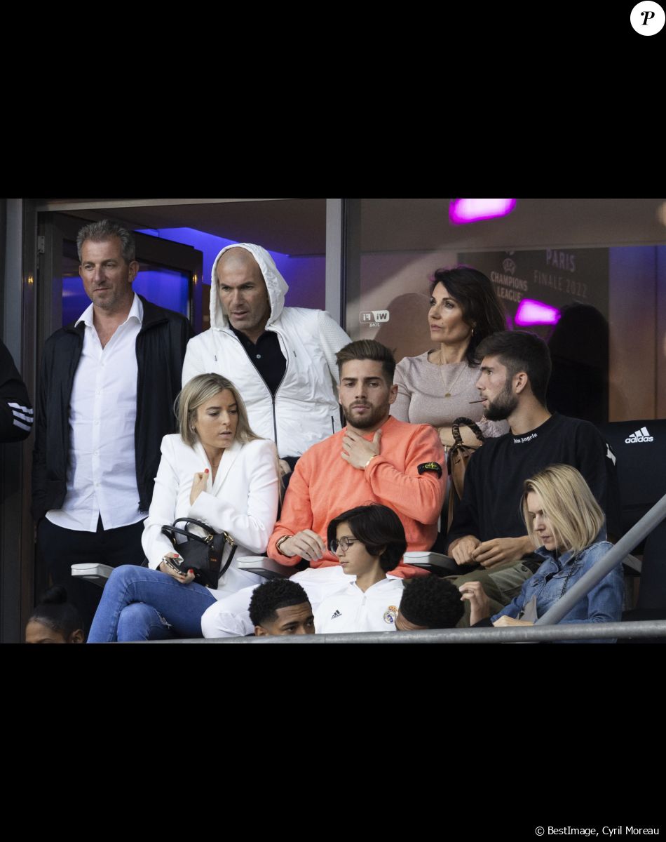 Zinedine Zidane et sa femme Véronique, Luca Zidane et sa compagne Marina, Théo Zidane - Les célébrités assistent à la victoire du Real Madrid face à Liverpool (1-0) en finale de la Ligue des Champions au stade de France, le 28 mai 2022. © Cyril Moreau / Bestimage
