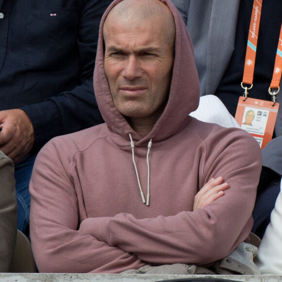 Zinedine Zidane - Les célébrités dans les tribunes lors des Internationaux de France de Tennis de Roland Garros 2022, le 27 mai 2022. © MPP / Bestimage 