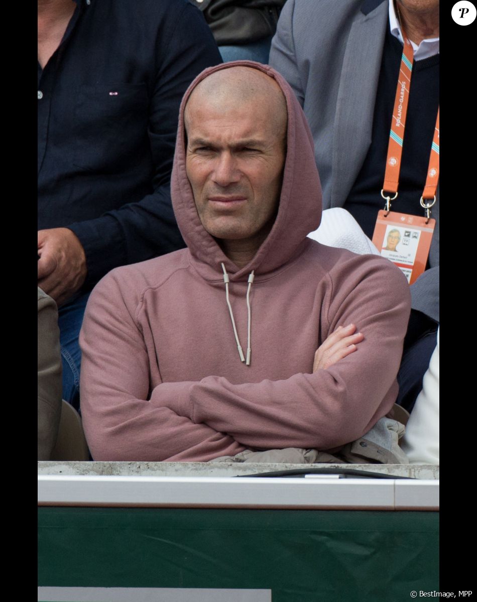 Zinedine Zidane - Les célébrités dans les tribunes lors des Internationaux de France de Tennis de Roland Garros 2022, le 27 mai 2022. © MPP / Bestimage