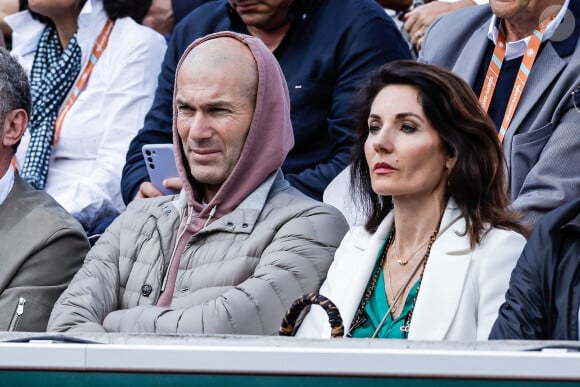 Théma - Les amoureux de Roland Garros - Zinédine Zidane et sa femme Véronique Zidane dans les tribunes lors des Internationaux de France de Tennis de Roland Garros 2022 (jour 6), à Paris, France, le 27 mai 2022. © Bertrand Rindoff/Bestimage 