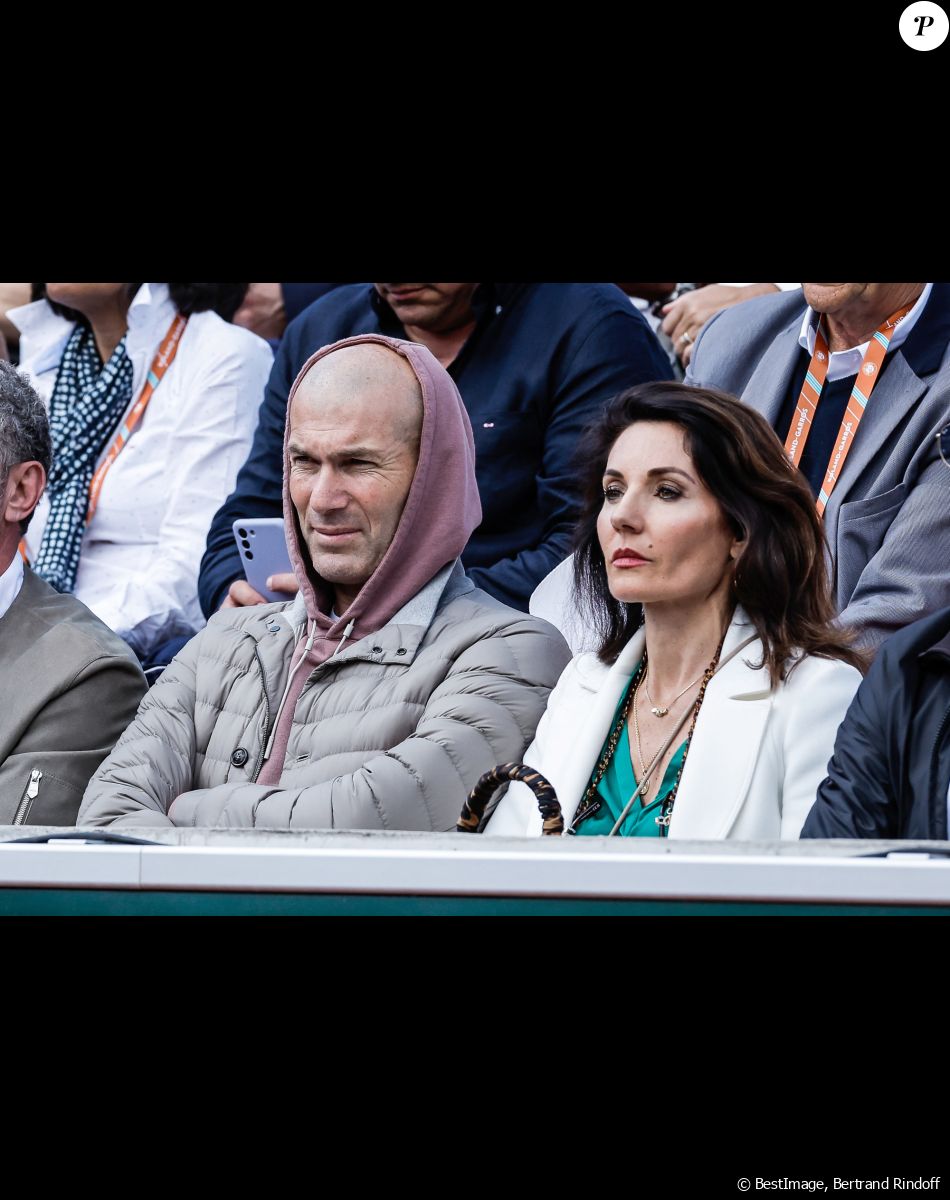 Théma - Les amoureux de Roland Garros - Zinédine Zidane et sa femme Véronique Zidane dans les tribunes lors des Internationaux de France de Tennis de Roland Garros 2022 (jour 6), à Paris, France, le 27 mai 2022. © Bertrand Rindoff/Bestimage