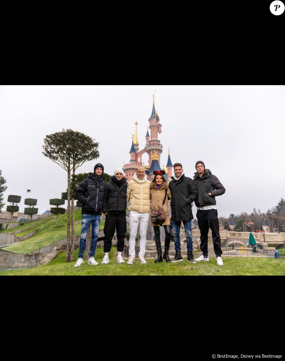 Mariage - Enzo Zidane s'est marié - Zinédine Zidane avec sa femme Véronique et leurs fils Enzo Zidane, Luca Zidane, Elyaz Zidane, Théo Zidane - People au 30ème anniversaire du parc d'attractions Disneyland Paris à Marne-la-Vallée le 5 mars 2022. © Disney via Bestimage
