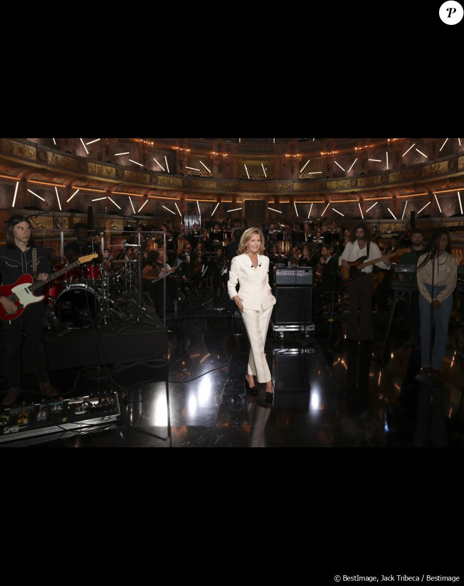 Exclusif - Claire Chazal - Enregistrement de l'émission "Le Grand Echiquier" à l'Opéra Royal de Versailles, diffusée le 5 décembre sur France 3 © Jack Tribeca / Bestimage LE GRAND ÉCHIQUIER A VERSAILLES " Le grand échiquier ", le grand rendez-vous culturel, présenté par C.Chazal, nous donne rendez-vous à Versailles, haut lieu de la culture, admiré dans toute l'Europe, pour une soirée exceptionnelle.