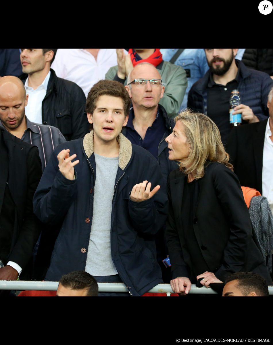 "Je ne réponds pas sur ce sujet", a-t-elle fait savoir sur le sujet de l'affaire PPDA.
Exclusif - Claire Chazal avec son fils François Poivre d'Arvor et un ami assistent au quart finale de la Ligue des Champions de football au Parc des Princes entre le PSG et le FC Barcelone à Paris le 15 avril 2015.