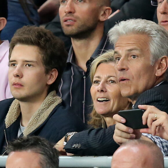 Exclusif - Claire Chazal avec son fils François Poivre d'Arvor et un ami le banquier Christophe de Backer assistent au quart finale de la Ligue des Champions de football au Parc des Princes entre le PSG et le FC Barcelone à Paris le 15 avril 2015. 