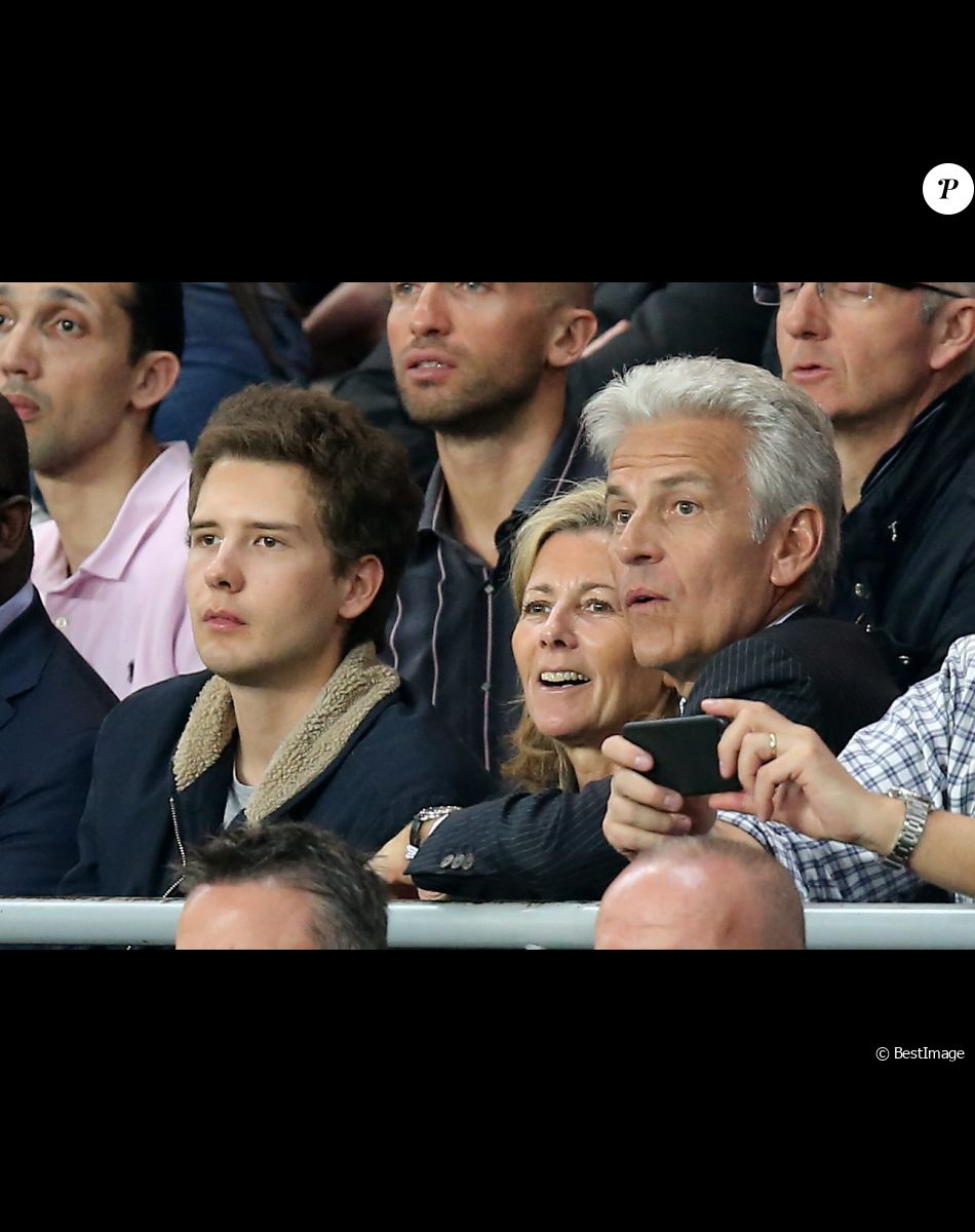 Exclusif - Claire Chazal avec son fils François Poivre d'Arvor et un ami le banquier Christophe de Backer assistent au quart finale de la Ligue des Champions de football au Parc des Princes entre le PSG et le FC Barcelone à Paris le 15 avril 2015.