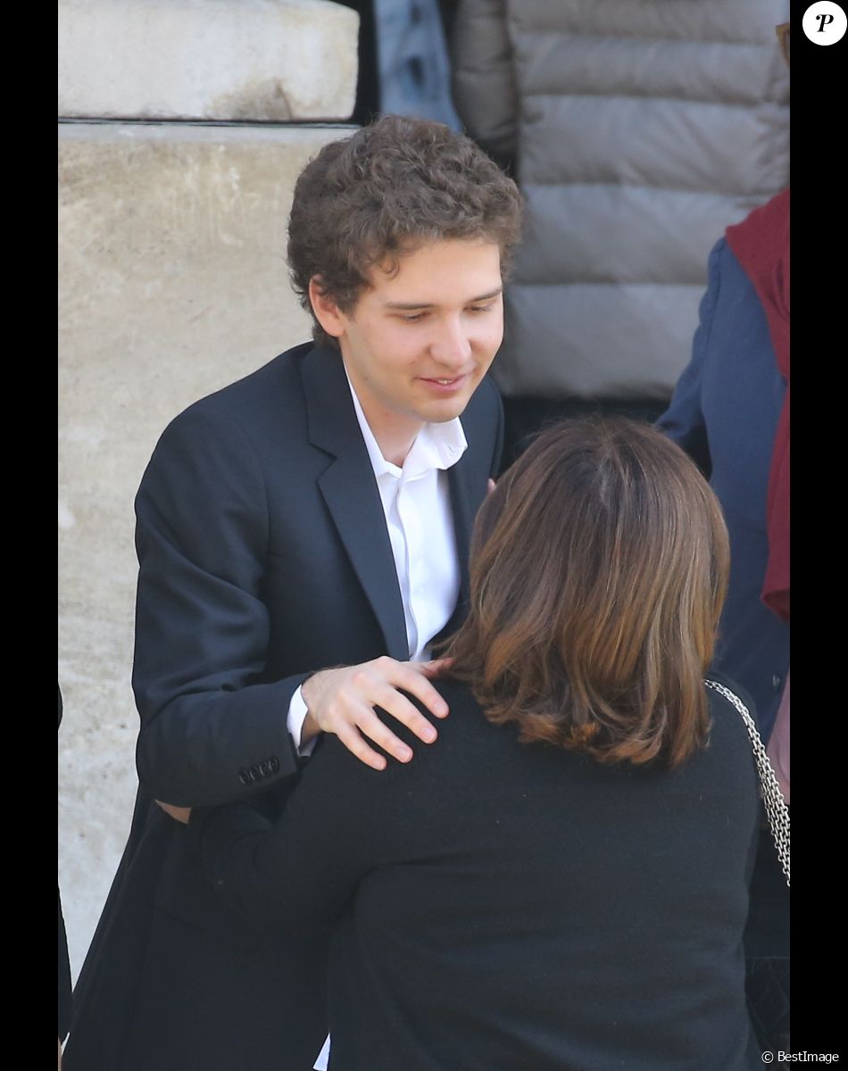 François Poivre d'Arvor (fils de Claire Chazal) - Obsèques de Josette Chazal, la mère de Claire Chazal, en l'église Notre Dame d'Auteuil à Paris, le 14 avril 2015. - Obsèques de Josette Chazal, la mère de Claire Chazal, en l'église Notre Dame d'Auteuil à Paris, le 14 avril 2015. - Obsèques de Josette Chazal, la mère de Claire Chazal, en l'église Notre Dame d'Auteuil à Paris, le 14 avril 2015.