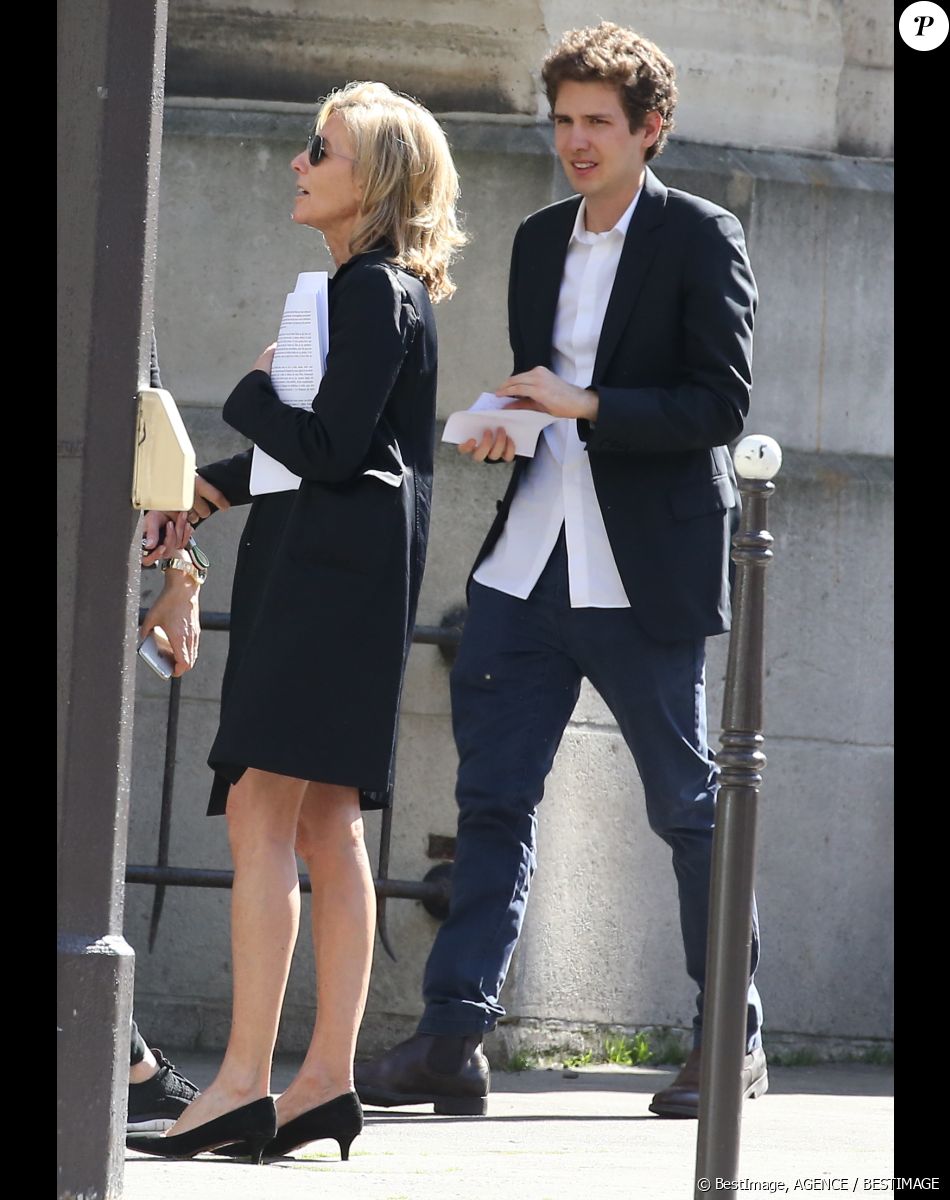 Interrogée sur son fils par "Télé Star", Claire Chazal n'a accordé que quelques mots.
Claire Chazal et son fils François Poivre d'Arvor - Obsèques de Josette Chazal, la mère de Claire Chazal, en l'église Notre Dame d'Auteuil à Paris, le 14 avril 2015.