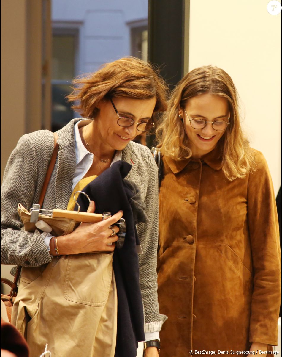 Exclusif - Inès de la Fressange et sa fille Violette d'Urso lors de la soirée de lancement de la collection Automne-Hiver 2017 UNIQLO U à la boutique Uniqlo à Paris, le 4 octobre 2017. © Denis Guignebourg/Bestimage