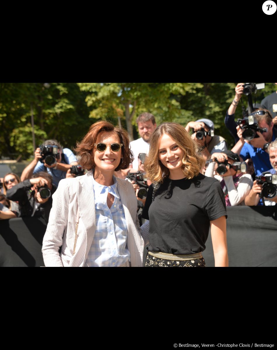 Inès de la Fressange et sa fille Violette d'Urso - Arrivées au défilé de mode "Chanel", collection Haute-Couture automne-hiver 2017/2018, au Grand Palais à Paris. Le 4 juillet 2017 © CVS - Veeren / Bestimage