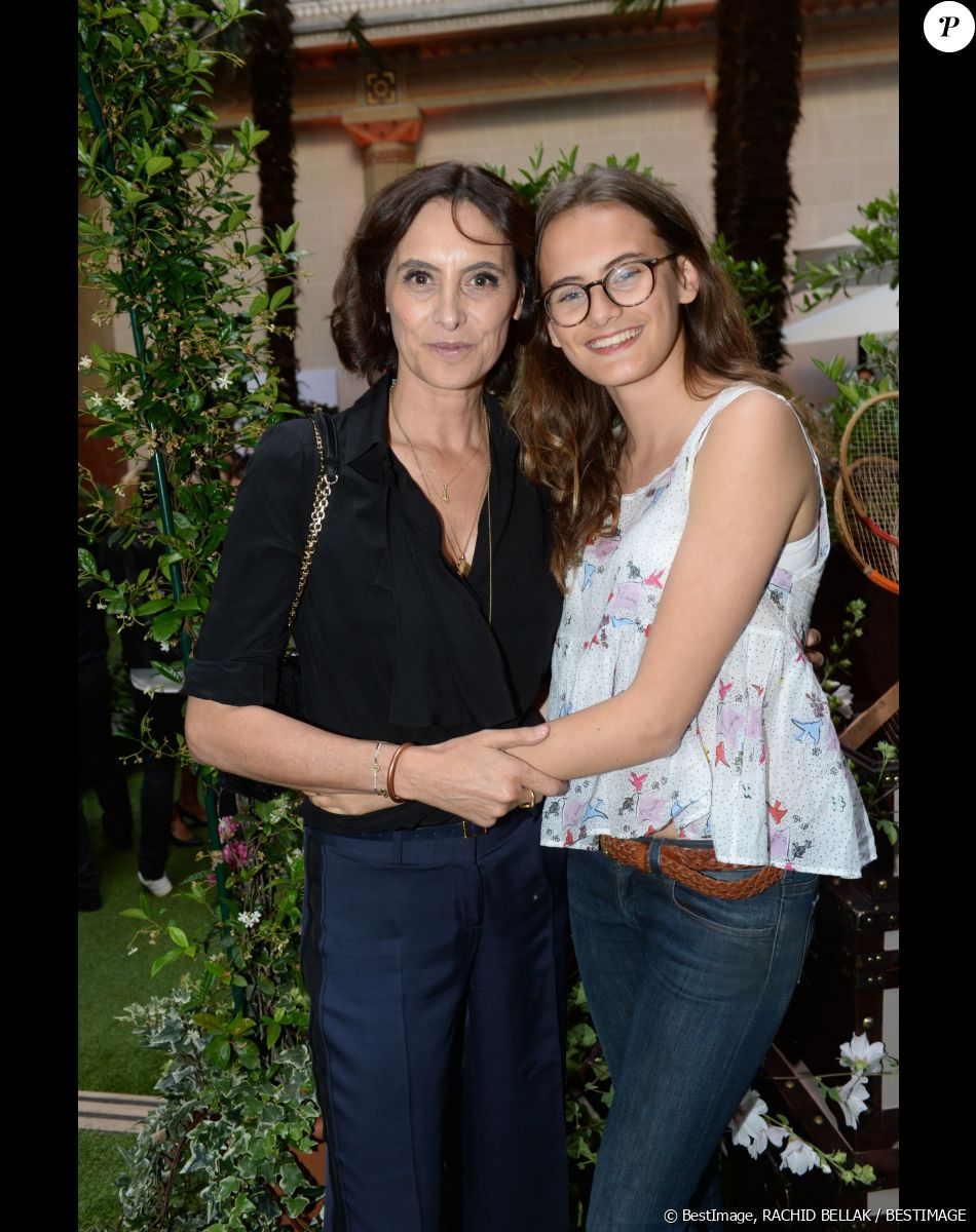 La petite dernière, marquée par le décès brutal de son papa quand elle avait 6 ans, a mené son enquête pour en apprendre plus sur celui dont on lui taisait les secrets
Exclusif - Inès de La Fressange et sa fille Violette d'Urso - Soirée "White Party" au Prince de Galles à Paris le 24 juin 2015. Le Prince de Galles a inauguré son nouveau patio, en collaboration avec la marque automobile anglaise Bentley. Dans un parfait décor de jardin anglais, de vertes pelouses recouvraient les sols de mosaïques et de nombreuses fleurs rehaussaient de couleurs vives ce décor 100 % Britannique, le Patio est ainsi rebaptisé jusqu'à septembre : PRINCE DE GALLES ' ENGLISH GARDEN BY BENTLEY.