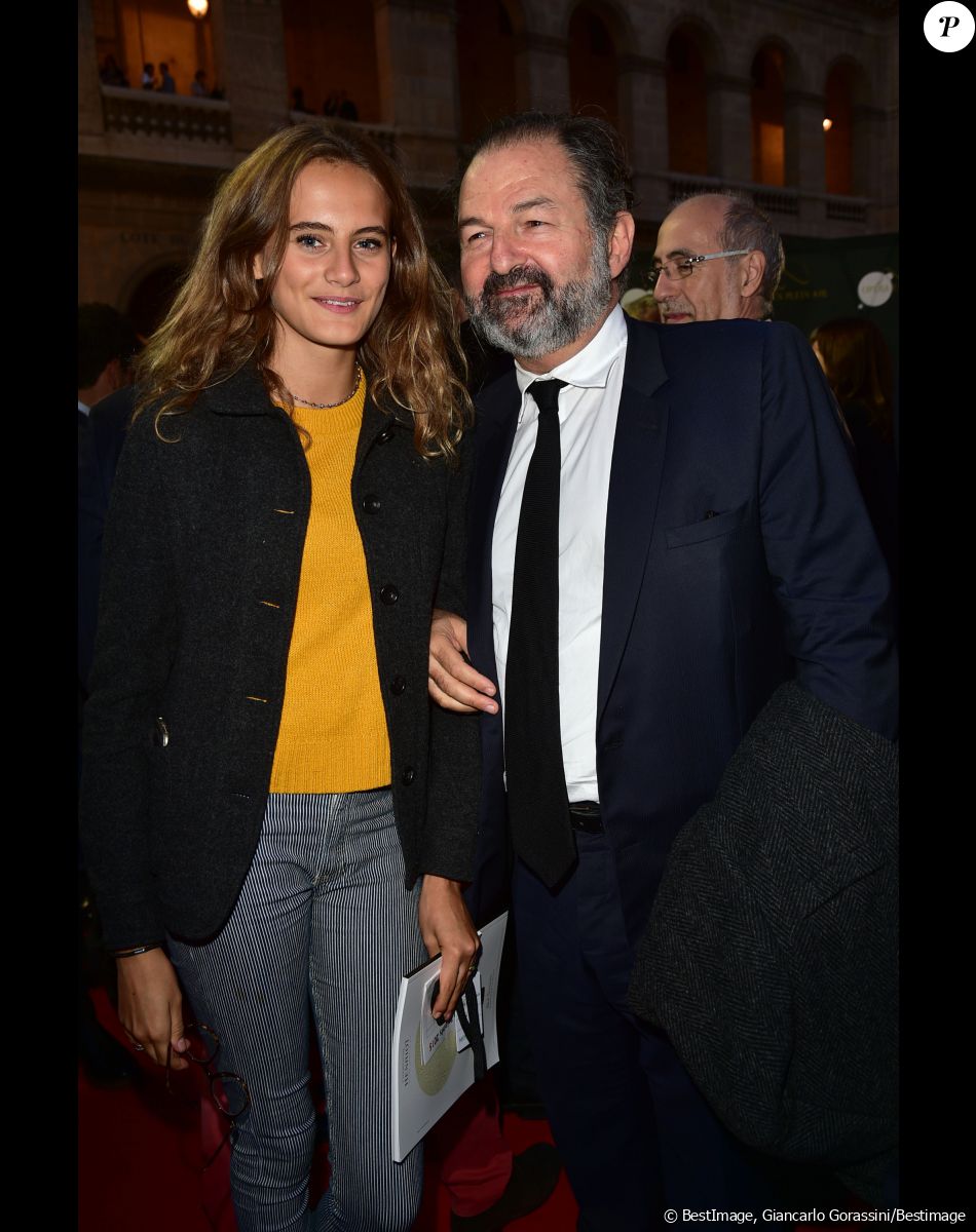 Une vérité qui lui a permis de se reconstruire et d'apprécier Denis Olivennes, le nouveau compagnon de sa maman !
Denis Olivennes et Violette d'Urso (fille d'Ines de la Fressange) - People assistent à l'opéra en plein air 'La Traviata' (une production de Benjamin Patou, le PDG de Moma Group) dans la cour d'honneur de l'hôtel des Invalides à Paris le 8 septembre 2015.