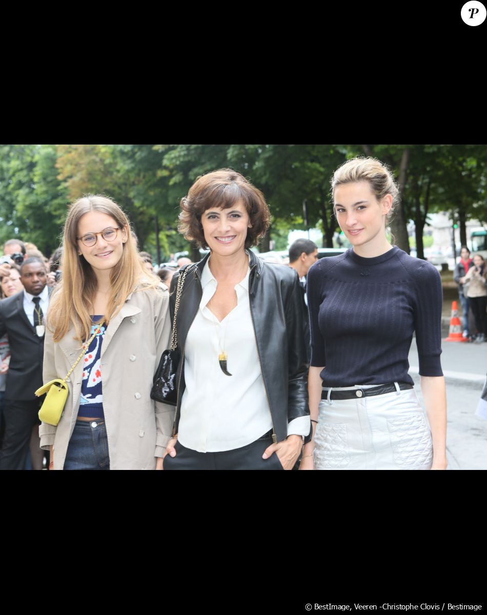 Inès de la Fressange et ses filles Violette et Nine d'Urso - Arrivées des people au défilé de mode "Chanel" Haute Couture Automne-Hiver 2014/2015 au Grand Palais à Paris. Le 8 juillet 2014.