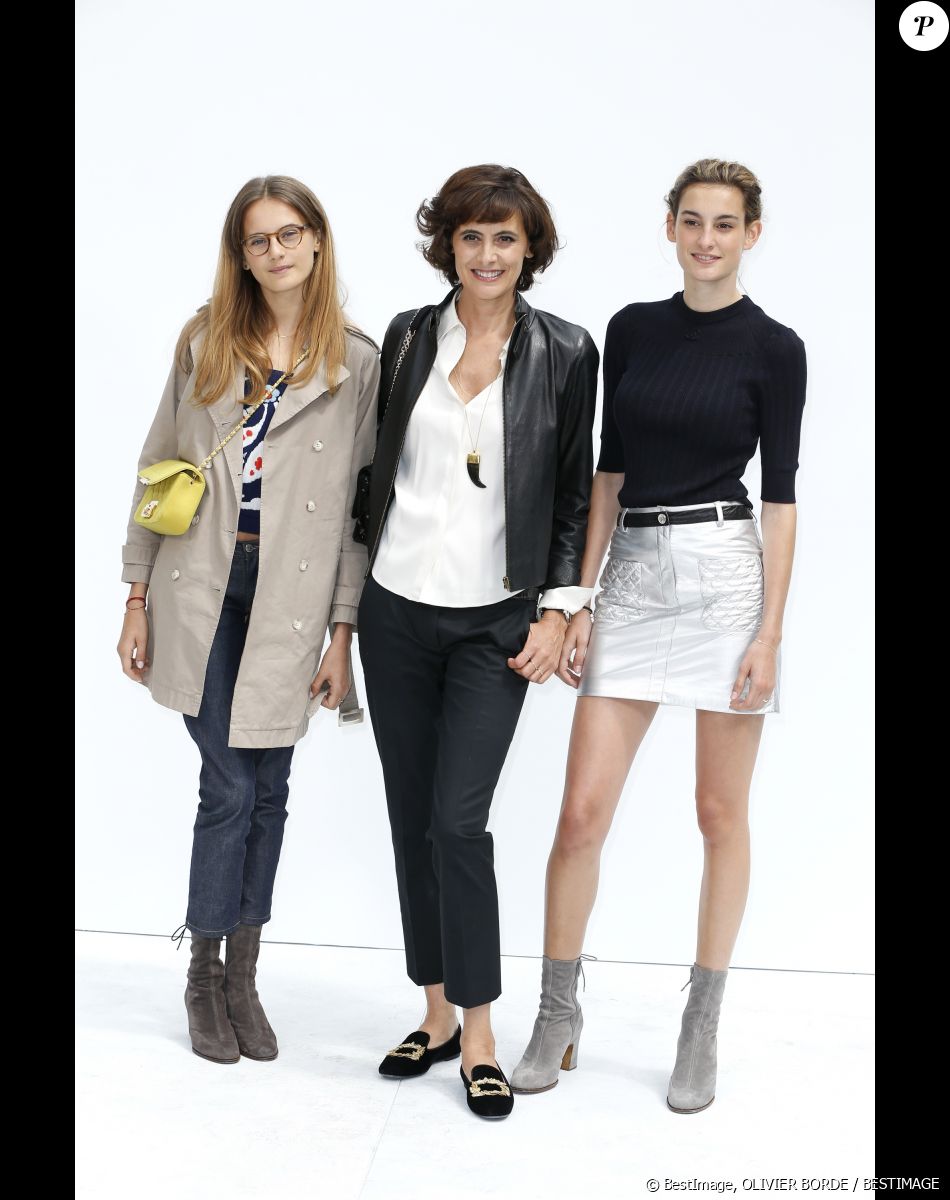 Inès de la Fressange et ses filles Nine et Violette d'Urso - People au 2ème défilé de mode, collection Haute-Couture automne-hiver 2014/2015 "Chanel" au Grand Palais à Paris. Le 8 juillet 2014