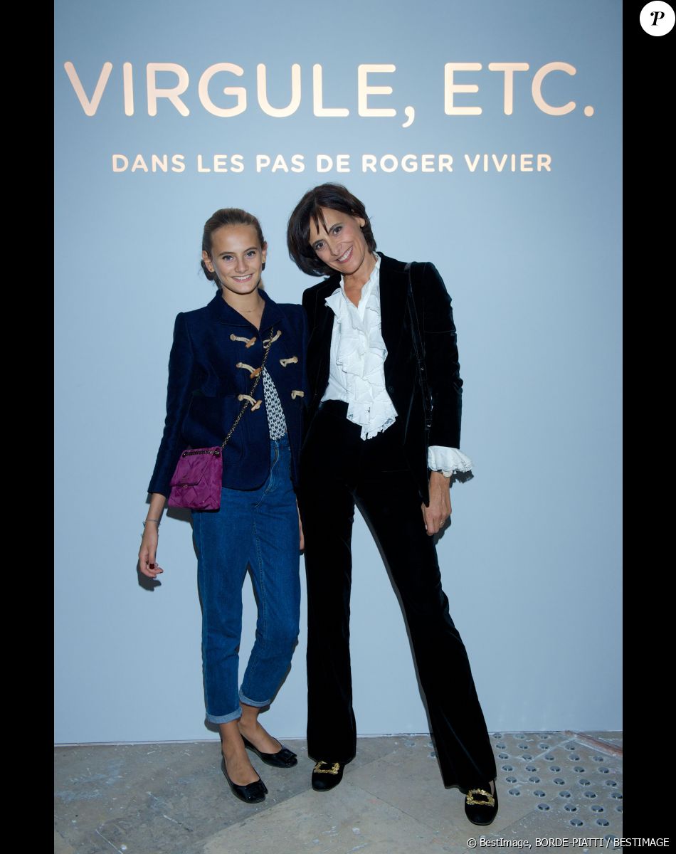Violette d'Urso et sa mere Ines de la Fressange - Exposition "Virgule Etc. Dans les Pas de Roger Vivier" au palais de Tokyo le 30 septembre 2013.