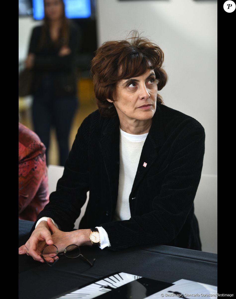 Inès de La Fressange est replongée malgré elle dans le deuil de Luigi d'Urso, son défunt mari et père de ses deux filles Nine et Violette
Exclusif - Inès de le Fressange - Le Grand Prix Photo Saint Tropez, les membres du jury sélectionnent les lauréats du concours, les bénéfices de la vente des tirages seront reversés à l'association Mécénat Chirurgie Cardiaque. Studio Harcourt, Paris. ©Giancarlo Gorassini / Bestimage