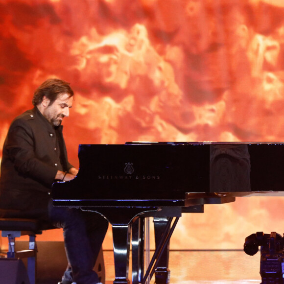 Exclusif - Lynn Adib, accompagnée de André Manoukian au pioano, chante "Histoire d'un amour" lors de l'émission "Unis face au séisme" à l'Olympia diffusée en direct sur France 2 le 14 mars 2023. © Christophe Clovis/ Cyril Moreau / Bestimage 