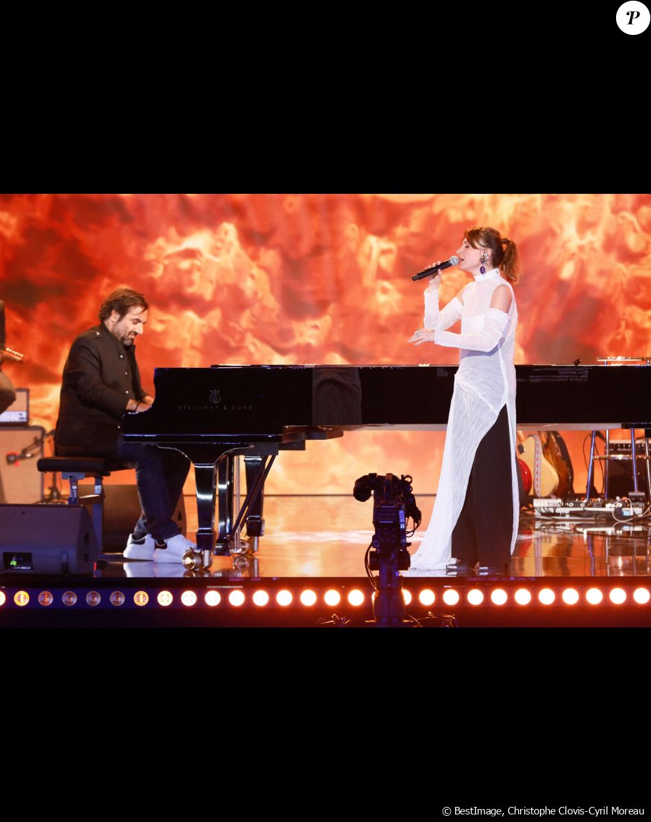 Exclusif - Lynn Adib, accompagnée de André Manoukian au pioano, chante "Histoire d'un amour" lors de l'émission "Unis face au séisme" à l'Olympia diffusée en direct sur France 2 le 14 mars 2023. © Christophe Clovis/ Cyril Moreau / Bestimage