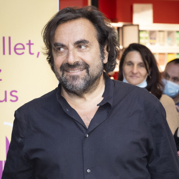 Semi-exclusif - André Manoukian - Il y a 10 ans aujourd'hui était installé le tout premier piano en gare de Paris-Montparnasse. © Jack Tribeca/Bestimage