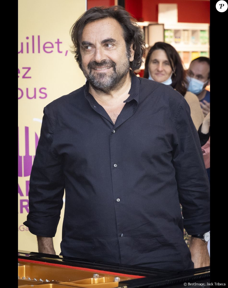 Semi-exclusif - André Manoukian - Il y a 10 ans aujourd'hui était installé le tout premier piano en gare de Paris-Montparnasse. © Jack Tribeca/Bestimage