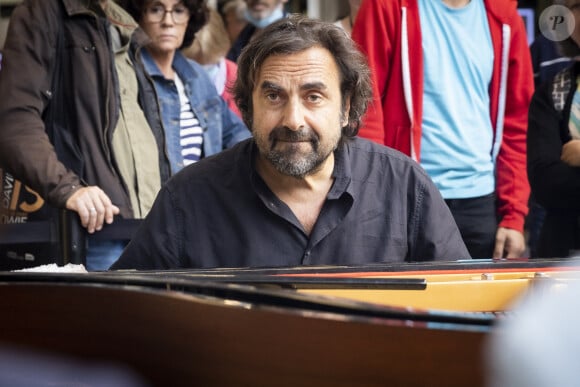 Semi-exclusif - André Manoukian - Il y a 10 ans aujourd'hui était installé le tout premier piano en gare de Paris-Montparnasse. © Jack Tribeca/Bestimage