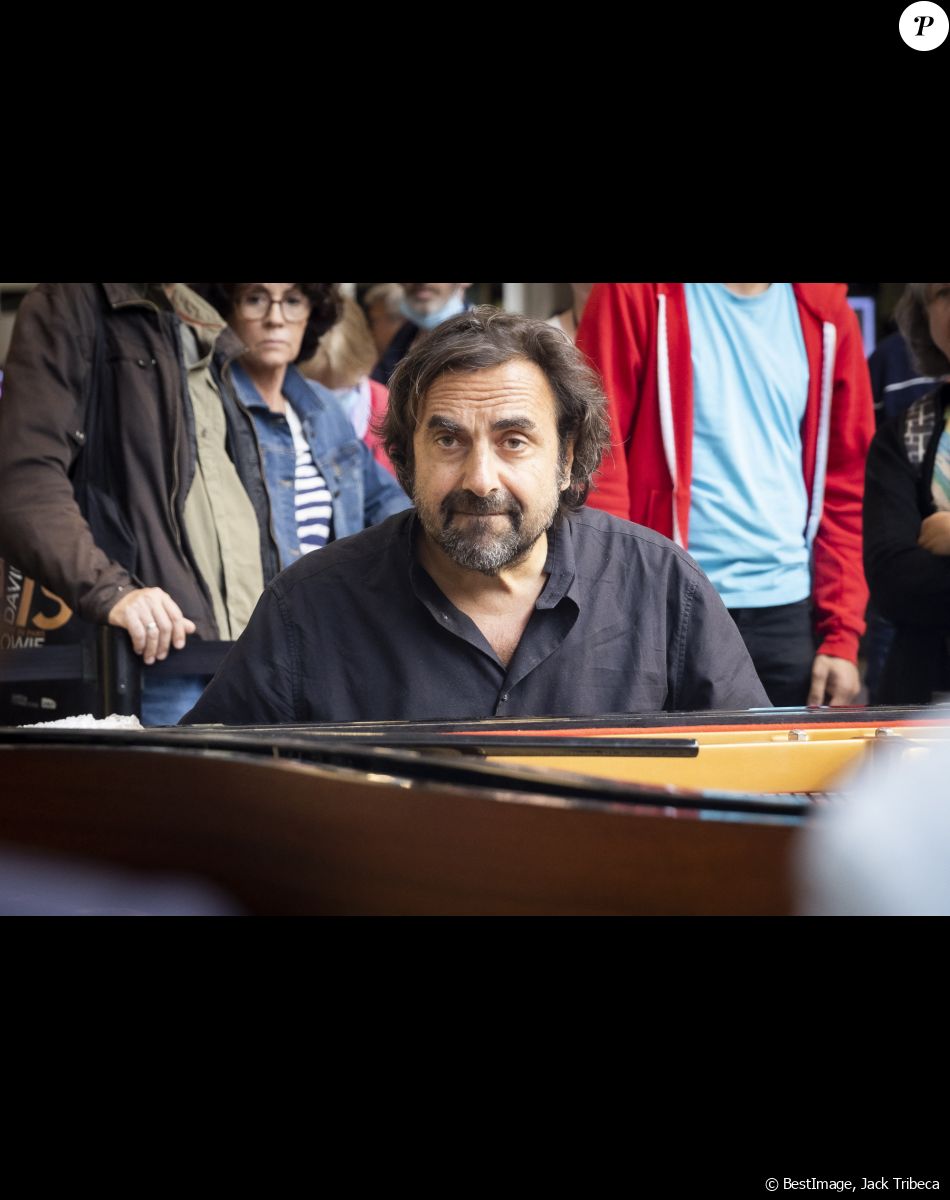 Semi-exclusif - André Manoukian - Il y a 10 ans aujourd'hui était installé le tout premier piano en gare de Paris-Montparnasse. © Jack Tribeca/Bestimage