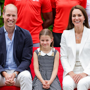 Le prince William, duc de Cambridge, et Catherine (Kate) Middleton, duchesse de Cambridge, avec la princesse Charlotte de Cambridge visitent l'association "SportsAid House" en marge des Jeux du Commonwealth de Birmingham, le 2 août 2022. 