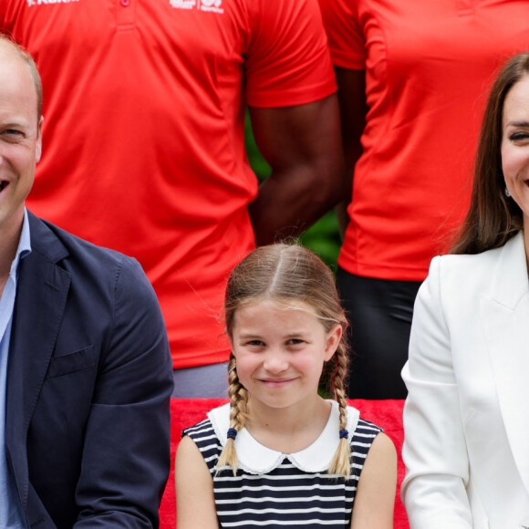 Le prince William, duc de Cambridge, et Catherine (Kate) Middleton, duchesse de Cambridge, avec la princesse Charlotte de Cambridge visitent l'association "SportsAid House" en marge des Jeux du Commonwealth de Birmingham, le 2 août 2022. 