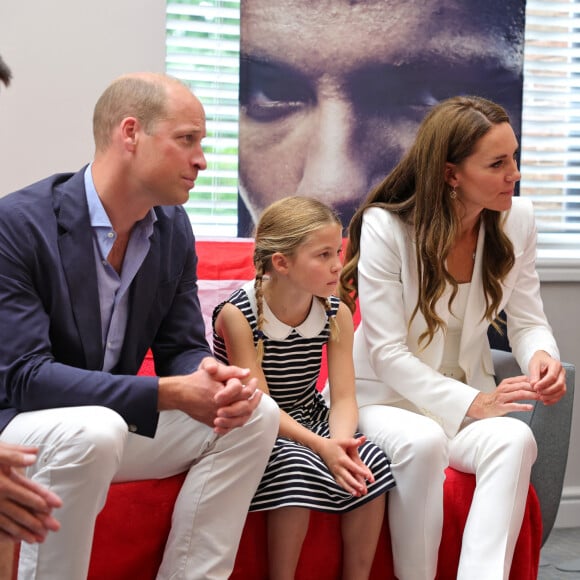 Le prince William, duc de Cambridge, et Catherine (Kate) Middleton, duchesse de Cambridge, avec la princesse Charlotte de Cambridge visitent l'association "SportsAid House" en marge des Jeux du Commonwealth de Birmingham, le 2 août 2022. 