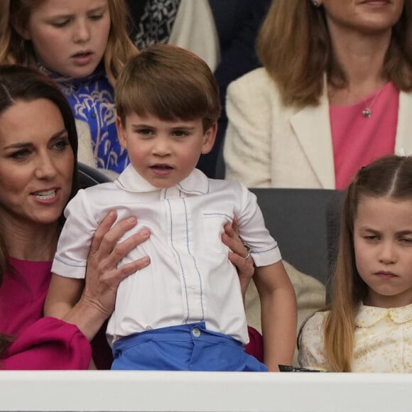 Leur présence était compromise en raison de leur âge mais elle vient d'être confirmée par des documents des répéritions dévoilés par les médias britanniques
Kate Catherine Middleton, duchesse de Cambridge, le prince Louis et la Princesse Charlotte - La famille royale d'Angleterre lors de la parade devant le palais de Buckingham, à l'occasion du jubilé de la reine d'Angleterre. Le 5 juin 2022 