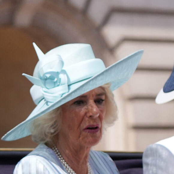 Camilla Parker Bowles, duchesse de Cornouailles, Catherine Kate Middleton, duchesse de Cambridge et la princesse Charlotte - Les membres de la famille royale regardent le défilé Trooping the Colour depuis un balcon du palais de Buckingham à Londres lors des célébrations du jubilé de platine de la reine le 2 juin 2022. 