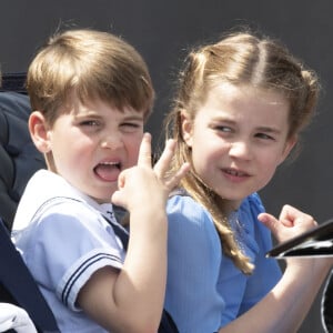 C'est officiel : la princesse Charlotte et son frère Louis participeront au couronnement de leur grand-père Charles III
Le prince George de Cambridge, Le prince Louis de Cambridge, La princesse Charlotte de Cambridge - Les membres de la famille royale lors de la parade militaire "Trooping the Colour" dans le cadre de la célébration du jubilé de platine (70 ans de règne) de la reine Elizabeth II à Londres.