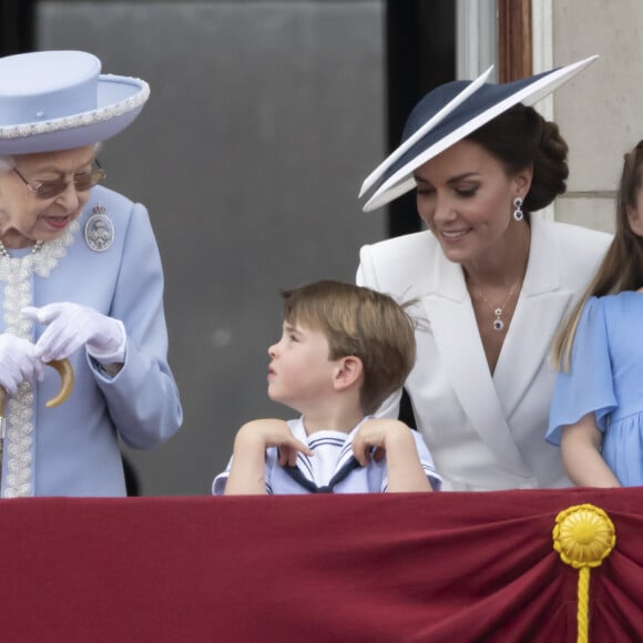 La reine Elisabeth II d'Angleterre, Catherine (Kate) Middleton, duchesse de Cambridge, le prince Louis de Cambridge, la princesse Charlotte de Cambridge - Les membres de la famille royale saluent la foule depuis le balcon du Palais de Buckingham, lors de la parade militaire "Trooping the Colour" dans le cadre de la célébration du jubilé de platine (70 ans de règne) de la reine Elizabeth II à Londres, le 2 juin 2022. © Avalon/Panoramic/Bestimage 