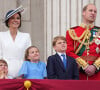 George, Charlotte et Louis, les trois enfants des Cambrigde, figurent dans le cortège des véhicules royaux qui quitteront l'abbaye juste après le couronnement 
Catherine Kate Middleton, duchesse de Cambridge, le prince William, duc de Cambridge et leurs enfants, le prince Louis, le prince George et la princesse Charlotte - Les membres de la famille royale regardent le défilé Trooping the Colour depuis un balcon du palais de Buckingham à Londres lors des célébrations du jubilé de platine de la reine le 2 juin 2022. 
