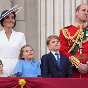 George, Charlotte et Louis, les trois enfants des Cambrigde, figurent dans le cortège des véhicules royaux qui quitteront l'abbaye juste après le couronnement 
Catherine Kate Middleton, duchesse de Cambridge, le prince William, duc de Cambridge et leurs enfants, le prince Louis, le prince George et la princesse Charlotte - Les membres de la famille royale regardent le défilé Trooping the Colour depuis un balcon du palais de Buckingham à Londres lors des célébrations du jubilé de platine de la reine le 2 juin 2022. 