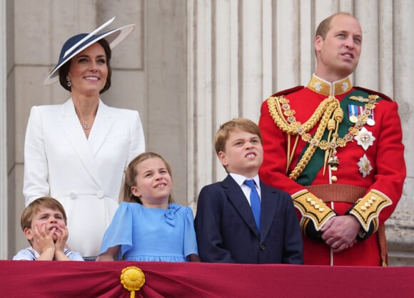 George, Charlotte et Louis, les trois enfants des Cambrigde, figurent dans le cortège des véhicules royaux qui quitteront l'abbaye juste après le couronnement 
Catherine Kate Middleton, duchesse de Cambridge, le prince William, duc de Cambridge et leurs enfants, le prince Louis, le prince George et la princesse Charlotte - Les membres de la famille royale regardent le défilé Trooping the Colour depuis un balcon du palais de Buckingham à Londres lors des célébrations du jubilé de platine de la reine le 2 juin 2022. 