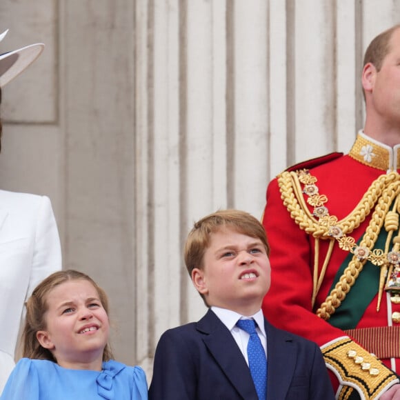 George, Charlotte et Louis, les trois enfants des Cambrigde, figurent dans le cortège des véhicules royaux qui quitteront l'abbaye juste après le couronnement 
Catherine Kate Middleton, duchesse de Cambridge, le prince William, duc de Cambridge et leurs enfants, le prince Louis, le prince George et la princesse Charlotte - Les membres de la famille royale regardent le défilé Trooping the Colour depuis un balcon du palais de Buckingham à Londres lors des célébrations du jubilé de platine de la reine le 2 juin 2022. 