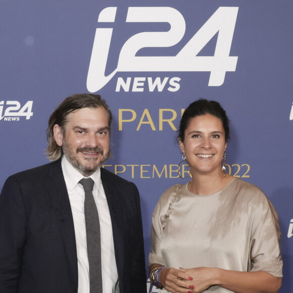 La journaliste a en effet une grande tribu avec son compagnon Harol Hauzy, ancien conseiller de Manuel Valls. 
Apolline de Malherbe au photocall de la soirée de gala de la chaine i24News à Chaillot - Théâtre national de la Danse à l'occasion de la célébration du 2ème anniversaire de la signature des Accords d'Abraham, Paris le 5 septembre 2022. © Jack Tribeca / Bestimage 