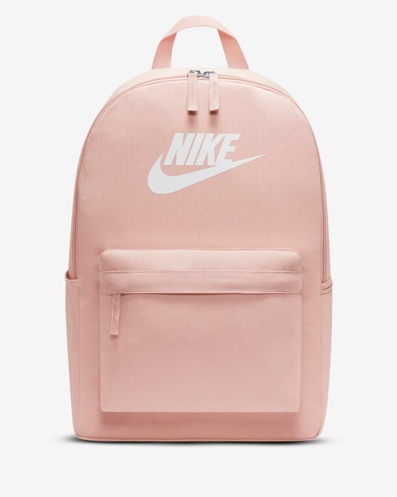 Soyez girly tout en respectant l'environnement avec ce sac à dos Nike Heritage rose