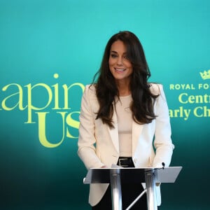 Un combat important pour Kate Middleton et le prince William, qui ont multiplié les actions dans ce sens ces derniers mois.
Kate Catherine Middleton, princesse de Galles, lors de la réunion inaugurale de son nouveau groupe de travail sur les affaires de la petite enfance au siège social de NatWest à Londres. Le 21 mars 2023 